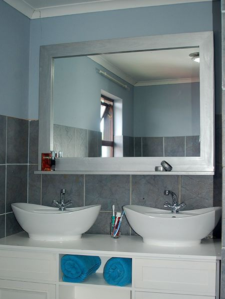 makeover bathroom mirror with spray paint