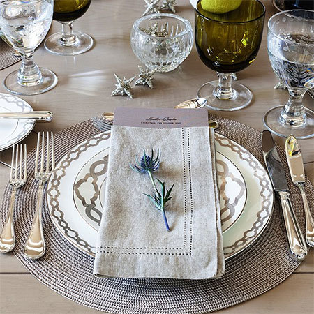 decorate holiday table