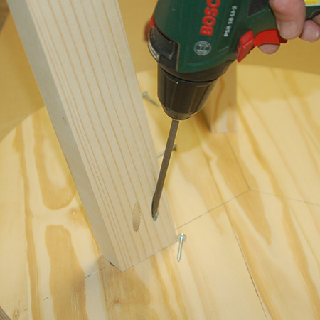 8. Secure the legs to the top with wood glue and 32mm screws.