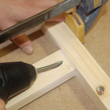 10. Starting with the sides, place a 6mm spacer underneath the crosspieces to offset and centre these pieces within the legs. Secure with wood glue and 32mm screws.