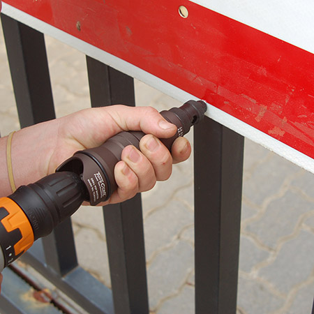 The drill pop riveter has a comfort grip for easy handling.
