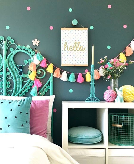 HOME-DZINE | Home and Decor Crafts - Homemade tassels are an inexpensive way to add zing to your home decor. We've put together a collection of ideas for using tassels to decorate bedding and cushions, made unique wall hangings, or just to hang for a splash of fun colour.