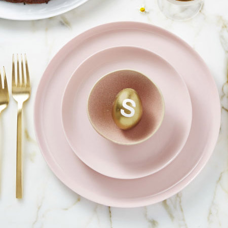 Give your Easter eggs a sophisticated look with a coat of gold spray paint. Cut out a letter (for each on of your guest) and stick this onto the egg with sprayable adhesive. Shake the can and then spray the eggs gold. Let the paint dry and then carefully peel off the sticky letter.