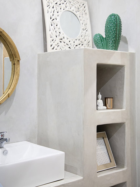 These two combinations perfectly complement the minimalist, built-in vanity, cupboards and shelves installed in the bathrooms.