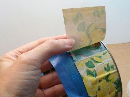 Wrap the strips of paper around the tin