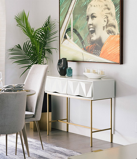 Sometimes you may think that your favourite piece of art might not work in a particular setting, but when hung on the wall the opposite is achieved. A colourful piece of art fills up this blank wall with contrasting colour.