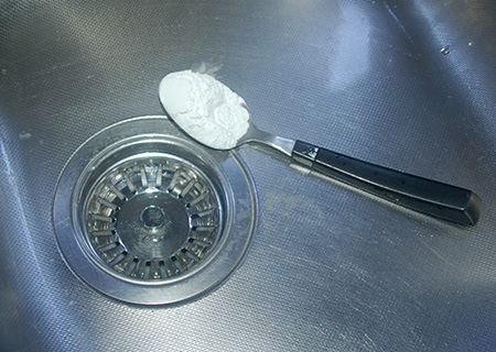 Non-toxic method for cleaning blocked drains