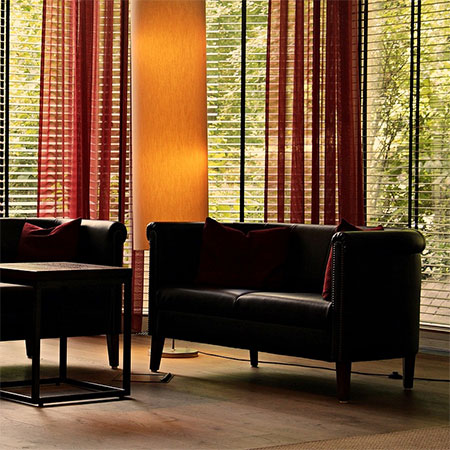 How does a Venetian blind provide privacy?