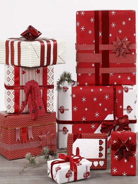 traditional red christmas wrapping ideas