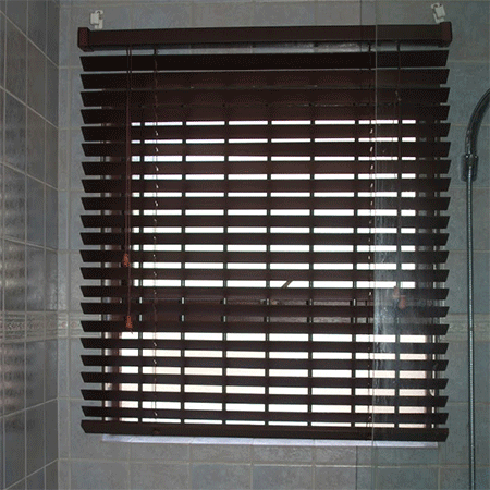 fitting venetian blinds in bathroom