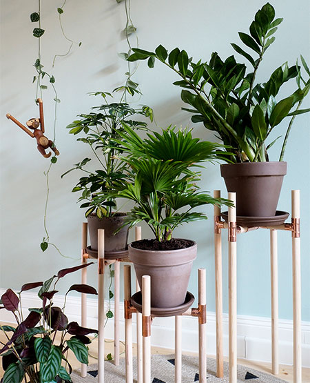easy plant stands made using pine dowels and copper fittings