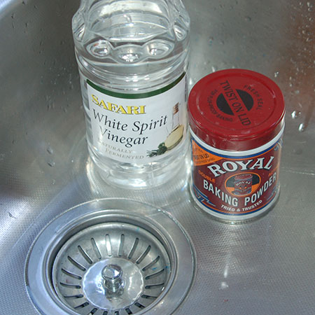 vinegar and baking soda to clean drain