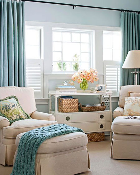 update room with colourful curtains