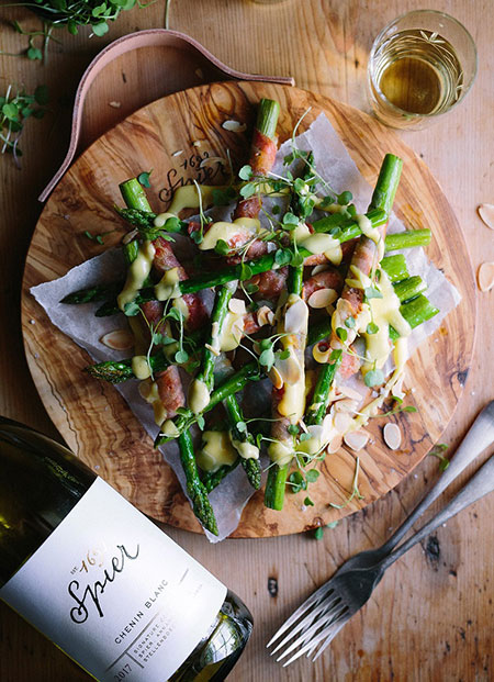 Pan-fried asparagus and Parma ham with hollandaise