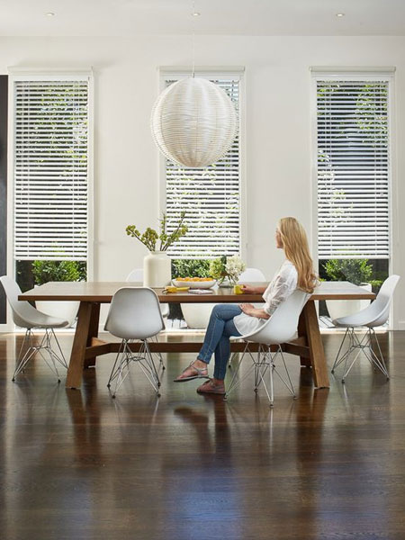 block out sunlight with venetian blinds