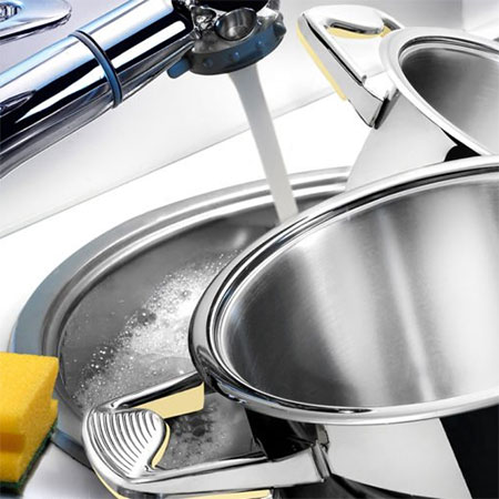DON'T CLEAN HOT STAINLESS STEEL POTS OR PANS