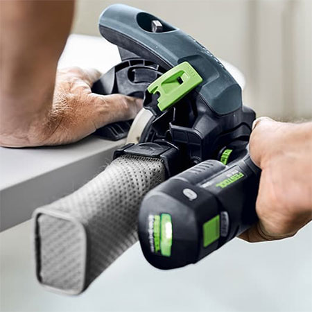Full-surface support on the Festool ES-ETS 125 ensures sander does not tip over or sand through