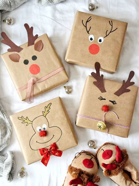 kids wrap christmas gifts