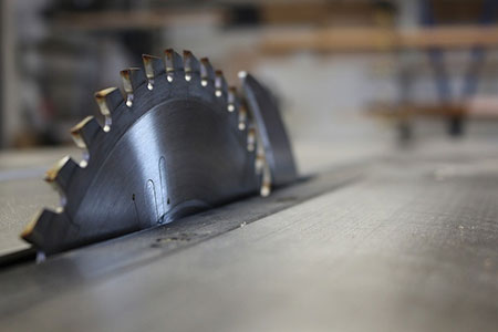 Tool Tip: What Causes a Circular Saw To Kick Back?