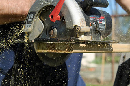 Tool Tip: What Causes a Circular Saw To Kick Back?