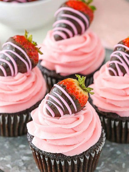 Classic Strawberry and Chocolate Cupcakes