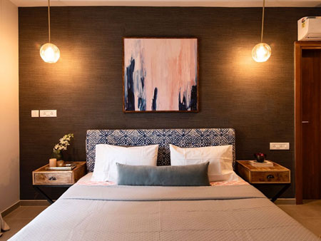 A subtle combination of lighting and bedding 