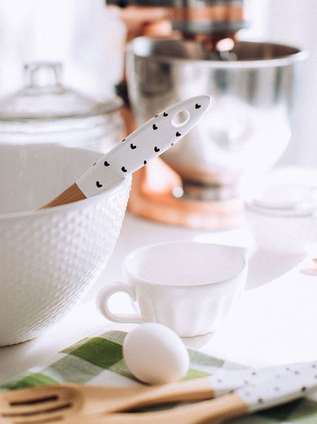 paint wooden kitchen spoons