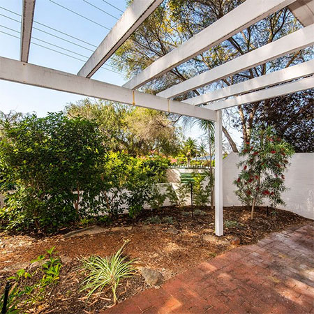 clean up garden and lawn when selling house