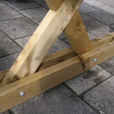 Make A DIY Wooden Picnic Table