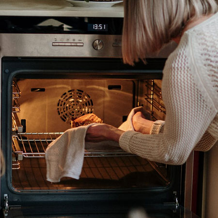 how to keep oven clean