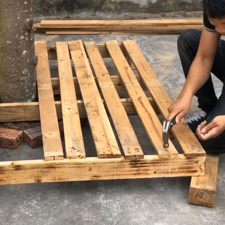 reclaimed pallet garden bench