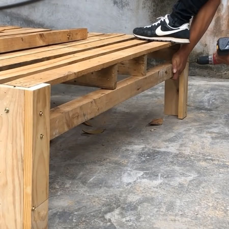 reclaimed pallet garden bench