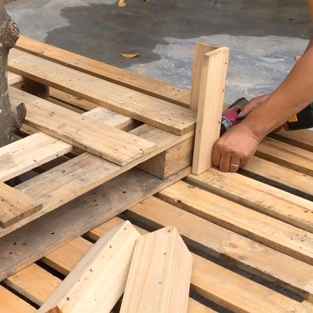 reclaimed pallet garden bench