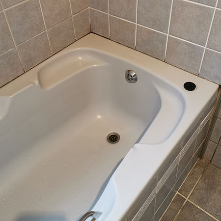 how to apply silicone sealer around bathtub