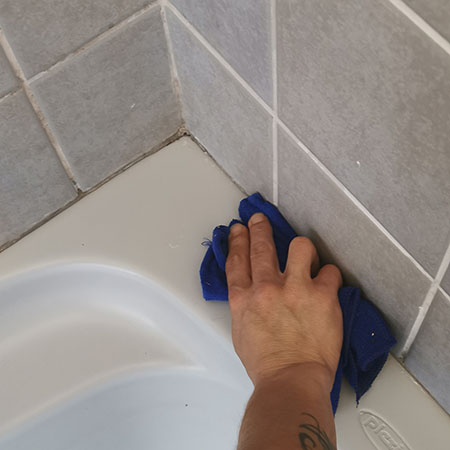 how to remove sealer around bathtub
