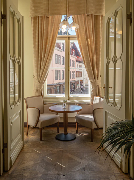 Classic furniture: The path from a mansion to an apartment