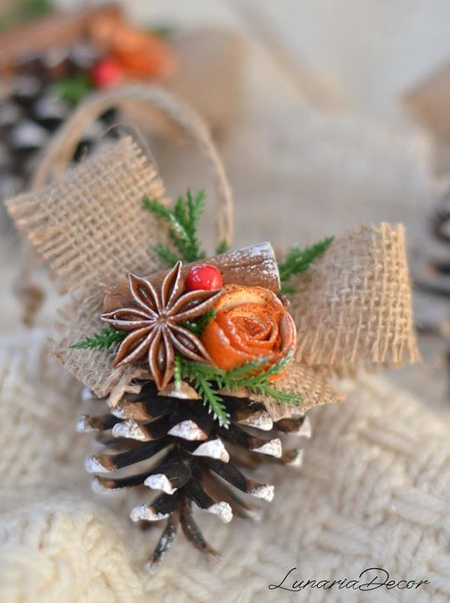pine cone gift toppers or place card holders