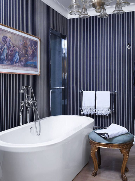 vertical stripes in small bathroom
