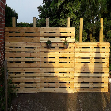 how to build pallet wood privacy screen