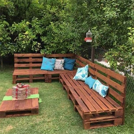 make outdoor furniture with wood pallets