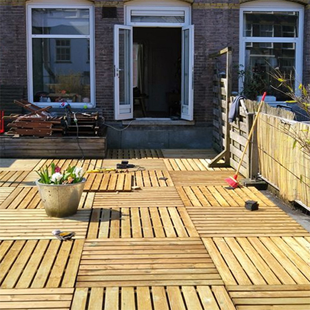 deck with wood pallets