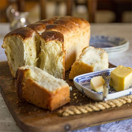 serve mossbolletjie bread warm with fresh butter