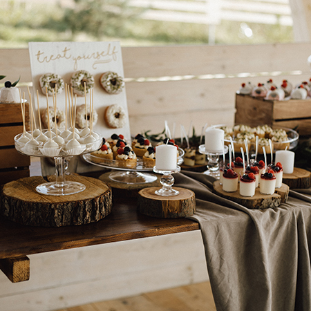 How to Incorporate Local Foods into a Wedding Menu