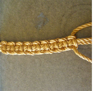 How to make a macramé bracelet