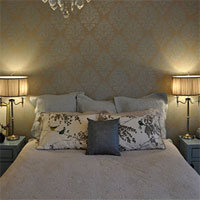 Damask wall with pearlescent paint