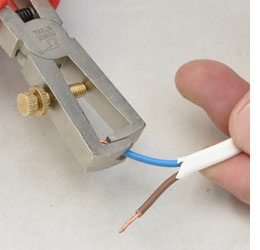 Wiring up a lampholder for new lamp and fit an on/off switch